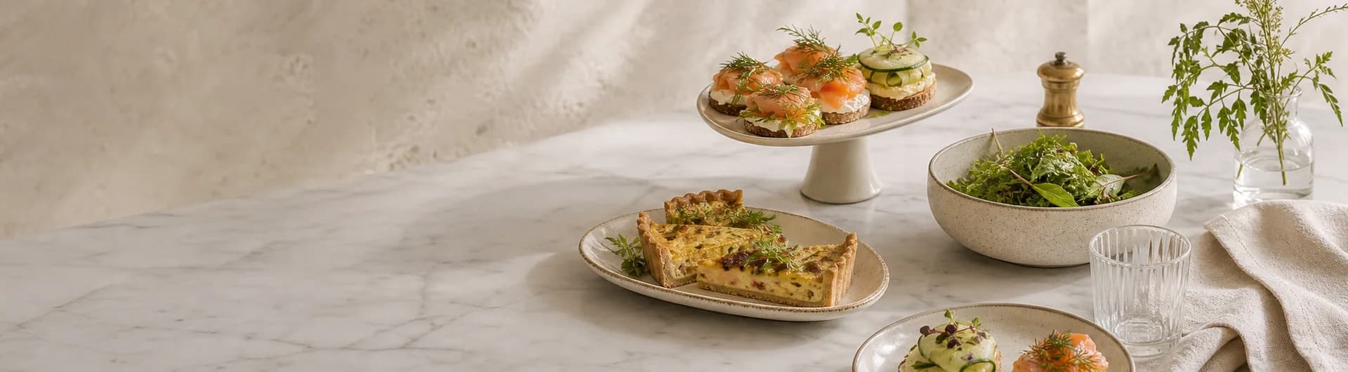 Gyllene croque monsieur presenterad för en teamlunch.